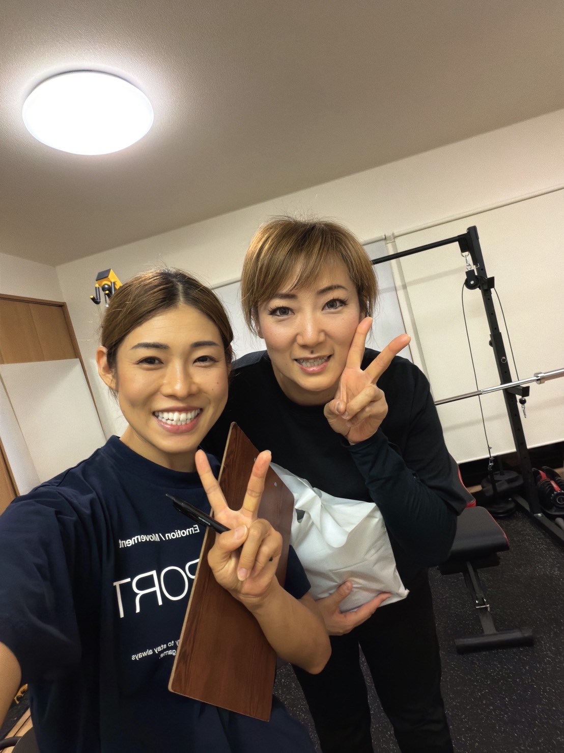 掛川店で笑顔でピースをする女性二人