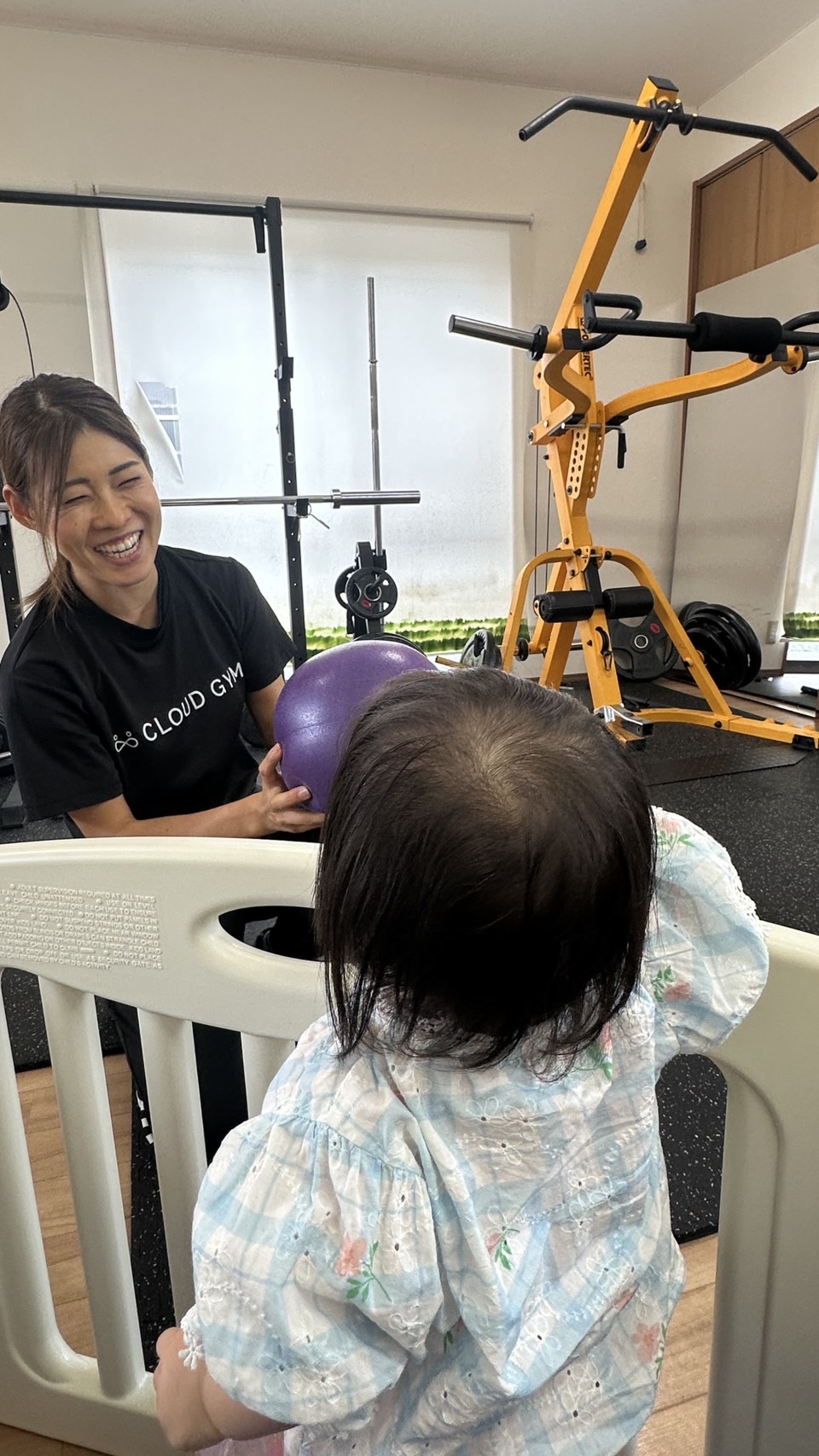 子どもとボールで遊ぶ大石さつきトレーナー